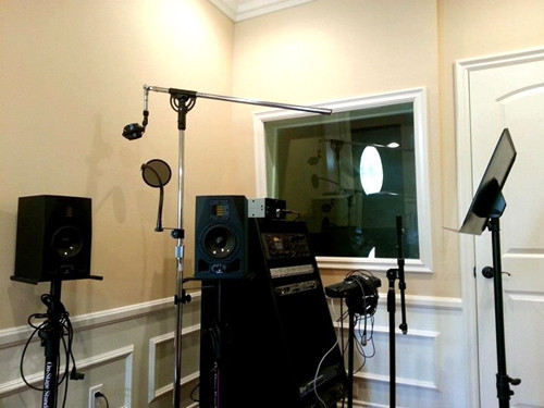 Ngay tại nhà của Quang Lê có một phòng thu cá nhân.