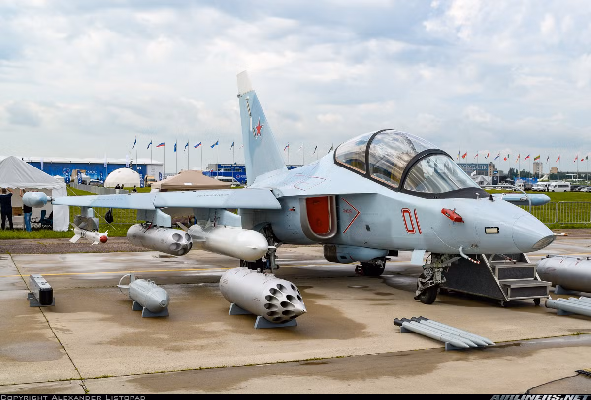 Đặc biệt, ngoài vai trò huấn luyện phi công, Yak-130 khi cần có thể trở thành máy bay cường kích mạnh mẽ với khả năng mang 2 tấn vũ khí có điều khiển gồm tên lửa, bom thông minh. Nguồn ảnh: Airliners.net