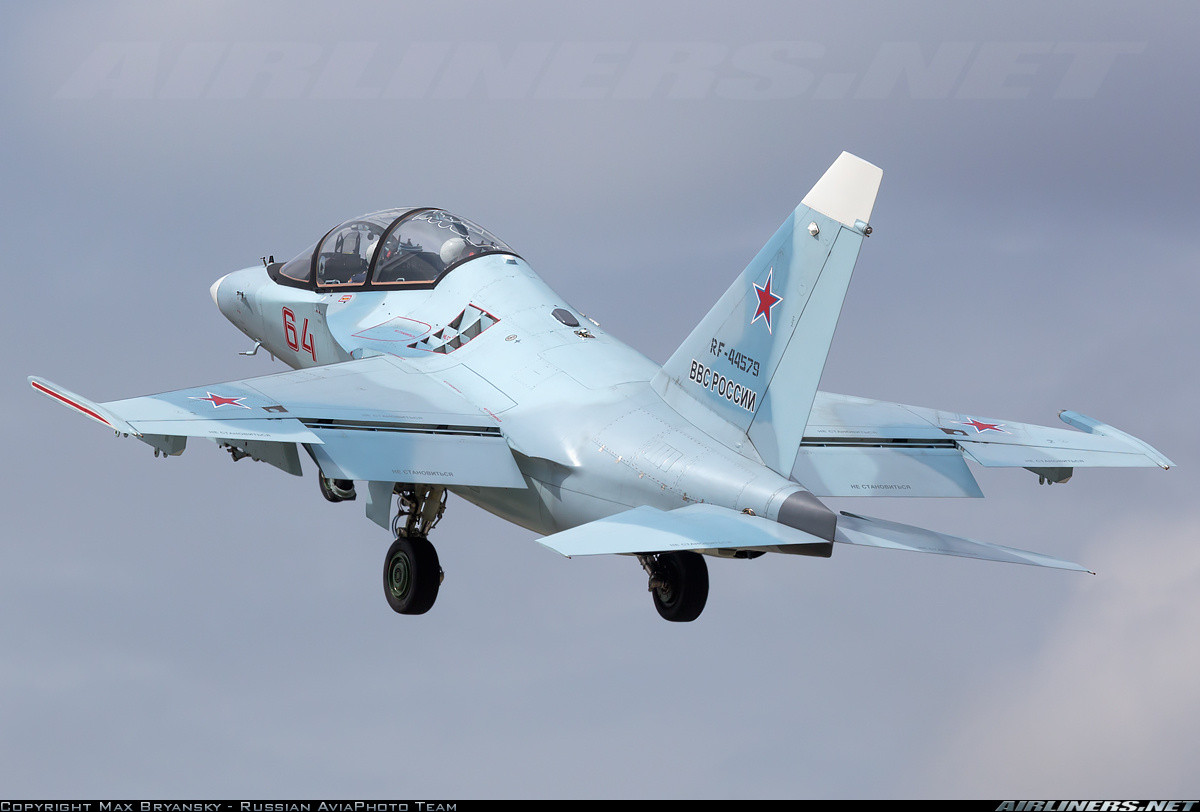 Dẫu vậy, không sớm thì muộn chúng ta khả năng rất cao sẽ mua Yak-130 để phục vụ nhu cầu huấn luyện phi công. Yak-130 với thiết kế hiện đại chắc chắn phù hợp hẳn hẳn các máy bay L-39 vốn chỉ dành để huấn luyện các dòng máy bay chiến đấu thế hệ 3. Nguồn ảnh: Airliners.net