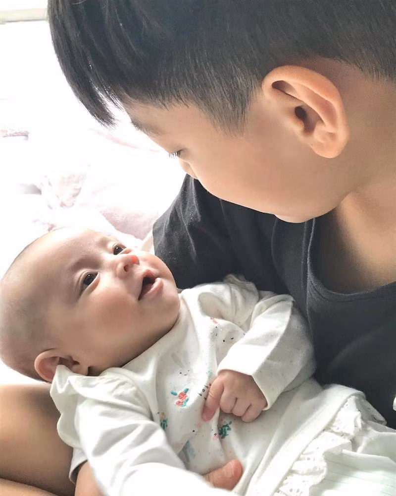 Subeo cũng rất gần gũi với em gái. Cậu nhóc thường dành thời gian rảnh rỗi trong ngày phụ mẹ và bố dượng trông cả 2 em.