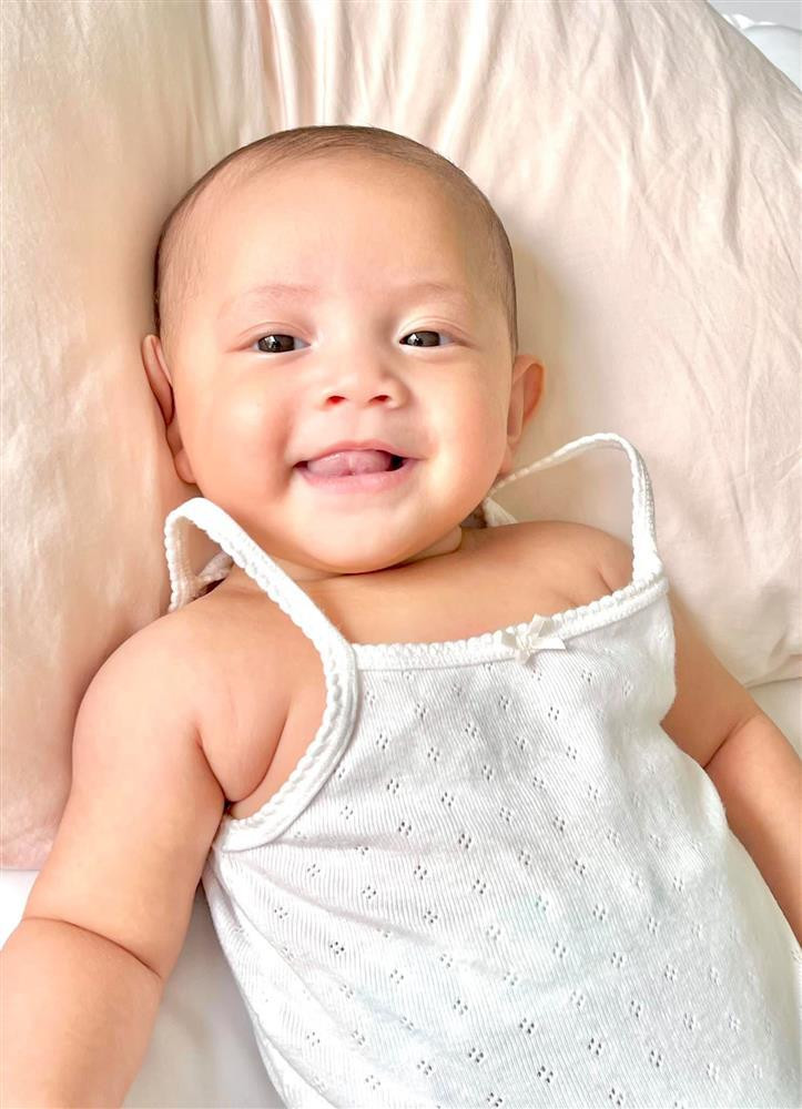 Cặp má phúng phính, hồng hào của thiên thần nhỏ.