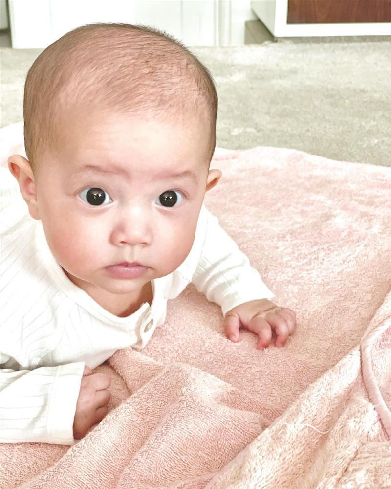 Điểm nhấn trên gương mặt Lisa là đôi mắt 2 mí to tròn và bờ môi cong.