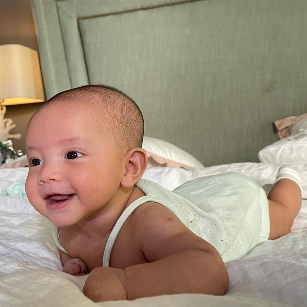 Cô bé khi cười lại càng giống mẹ.