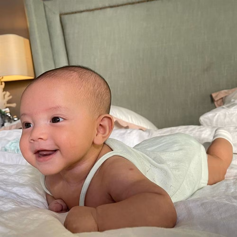 Cô bé khi cười lại càng giống mẹ.