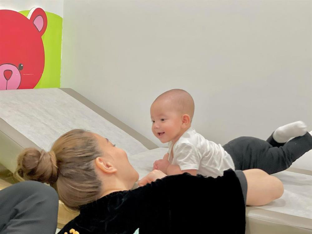 Nhìn Lisa, dân mạng hình dung ra "Hồ Ngọc Hà phiên bản mini".