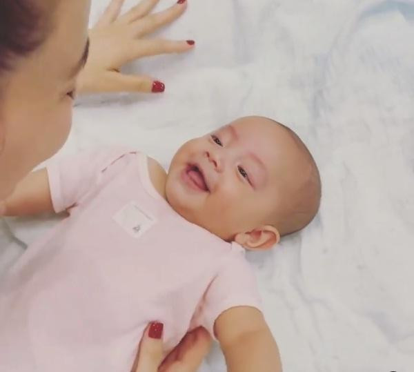 Được biết Hồ Ngọc Hà từ lâu đã mong có con gái, Lisa đến đúng như những gì nữ ca sĩ mơ ước. Nhóc tỳ trộm vía xinh xắn ngay từ khi mới chào đời, cho đến nay nét đẹp càng lộ rõ.