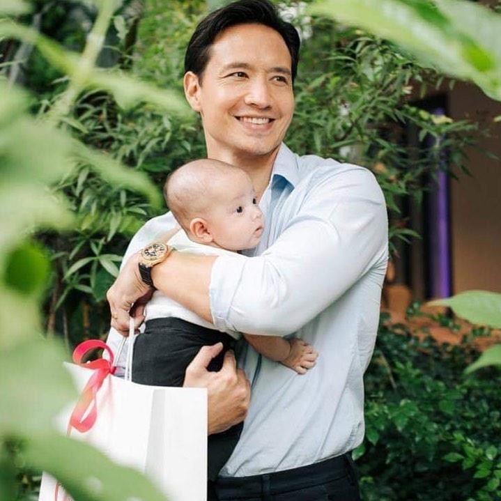 Khoảnh khắc bình yên của tiểu công chúa trong vòng tay bố Kim Lý.