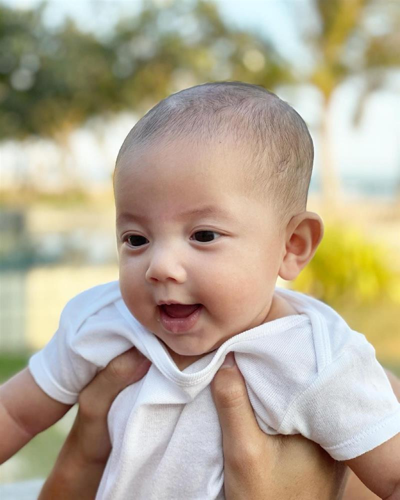 Vẻ đẹp lai giữa 3 dòng máu: Việt - Pháp - Thụy Điển.