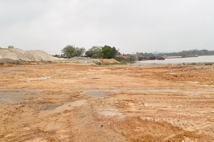 Ha Noi: Tram met song Soc Son bi san lap trai phep lam diem tap ket khoang san