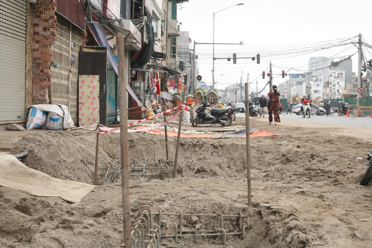 Những ngôi nhà kỳ dị đua nhau “mọc” lên sau khi phần mặt bằng cuối cùng được giải phóng để phục vụ thi công dự án đường vành đai 2 trên cao.