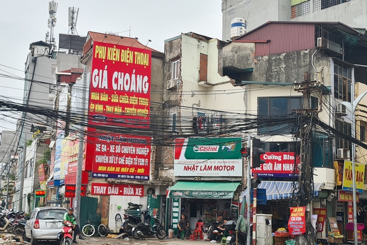 Nhiều căn nhà ở phố Đại La giao Minh Khai có phần mặt trước vẫn còn nham nhở gạch, tường sau khi 2/3 diện tích đất bị thu hồi.