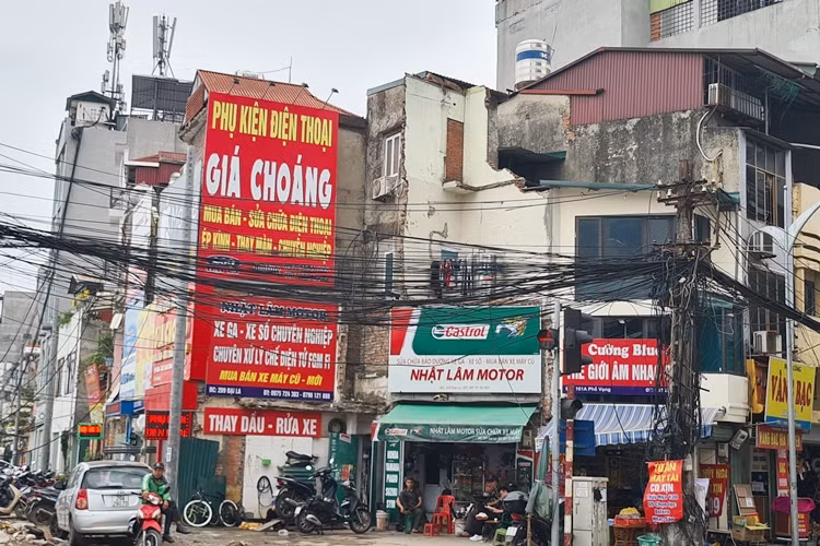 Nhiều căn nhà ở phố Đại La giao Minh Khai có phần mặt trước vẫn còn nham nhở gạch, tường sau khi 2/3 diện tích đất bị thu hồi.