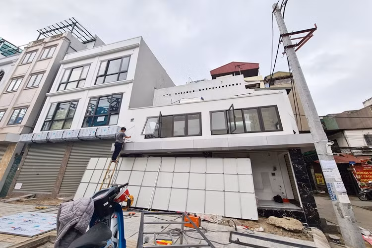 Người dân chủ động sửa chữa, xây dựng căn nhà trên phần đất còn lại sau khi nhà bị “chém” phần trước mặt.