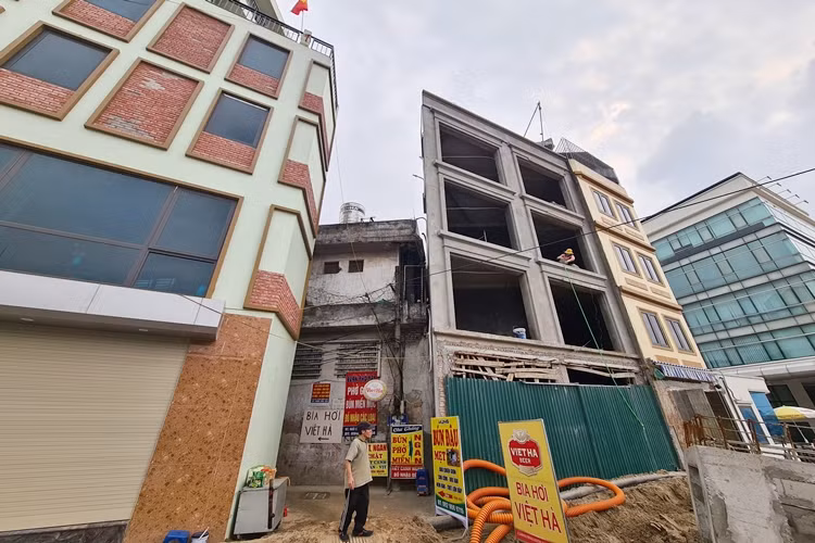 Nhóm thợ nhanh chóng hoàn thiện ngôi nhà để gia chủ ở hoặc tiến hành cho thuê sớm.