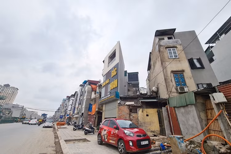 Ngôi nhà này có diện tích ban đầu là 34m2, sau khi bị cắt mất 14m2 gia chủ sửa lại để tiếp tục kinh doanh đã biến thành “siêu méo” có hình tam giác.