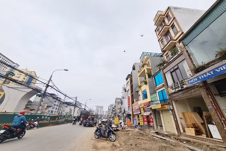 Dọc hai bên tuyến đường Minh Khai - Đại La, đoạn từ Ngã Tư Vọng tới cầu Vĩnh Tuy (Hà Nội) đang xuất hiện nhiều ngôi nhà có hình chữ nhật hay hình tam giác, hình thang mỏng, méo.