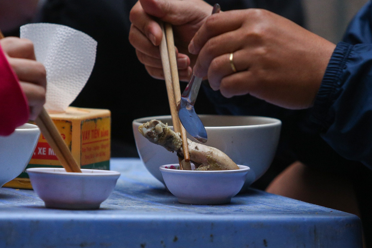 "Đùi gà mềm, đậm vị", "nước dùng vừa miệng", "rau ngải cứu ngon, không bị đắng"... là một số nhận xét của khách tới ăn tại quán.