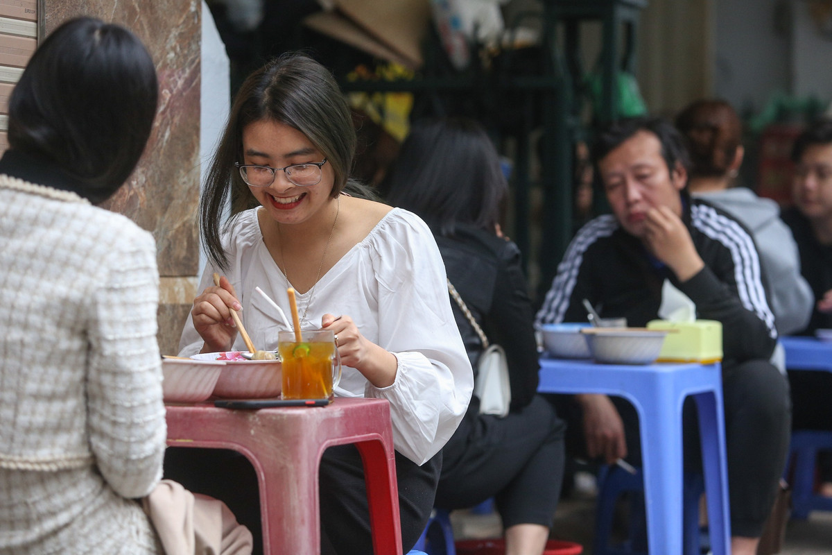 Nhiều thực khách cho biết quán ăn có giá thành rẻ, hương vị vừa miệng nên thường xuyên lựa chọn. Tuy nhiên, khách đến đây chủ yếu là sinh viên, người lao động phổ thông.