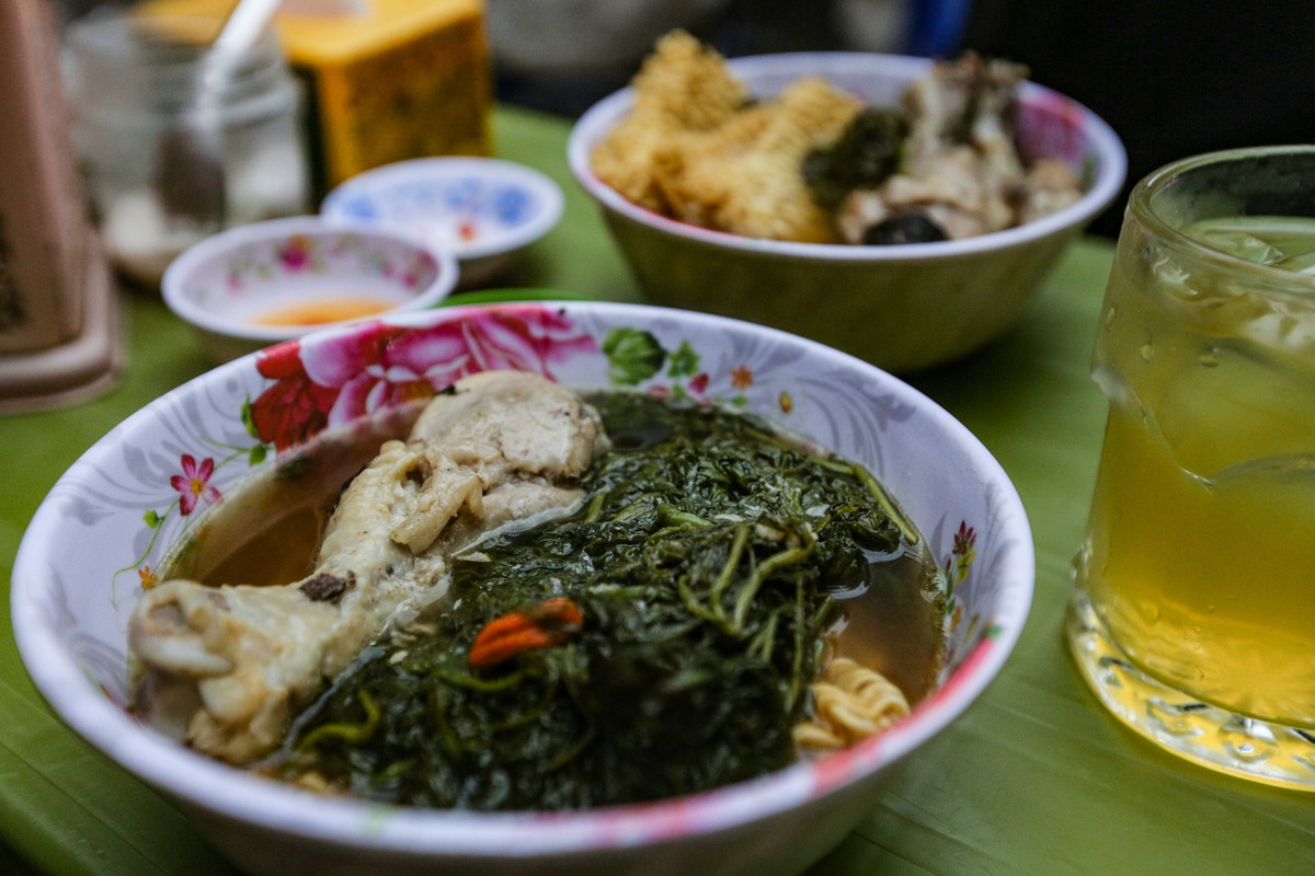 Mỗi suất gà tần có giá 20.000 đồng, nếu thêm mì tôm là 25.000 đồng; trứng vịt lộn 5.000 đồng/quả. Ngoài ra quán còn bán thêm trứng rán ngải cứu.