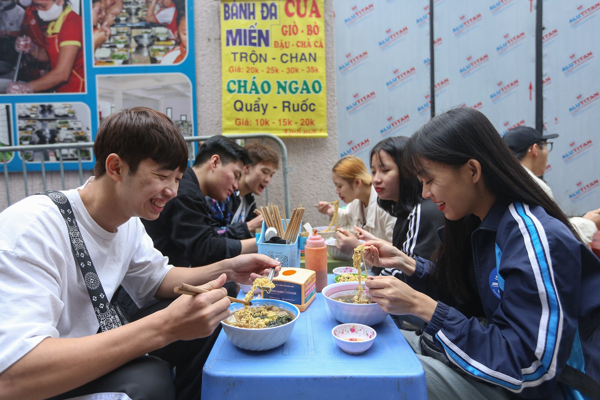 Nhóm bạn của Tiến Anh (ngoài cùng bên trái) tranh thủ cuối tuần đi chơi và ghé ăn tại quán gà tân. Từng ăn ở quán này 6 lần, Tiến Anh dẫn cả nhóm tới thưởng thức bữa trưa.