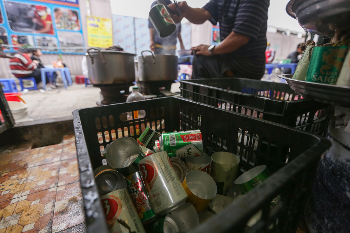 Các lon bia đựng gà được chủ quán tìm mua với giá 300 đồng/lon rồi thuê người cắt.