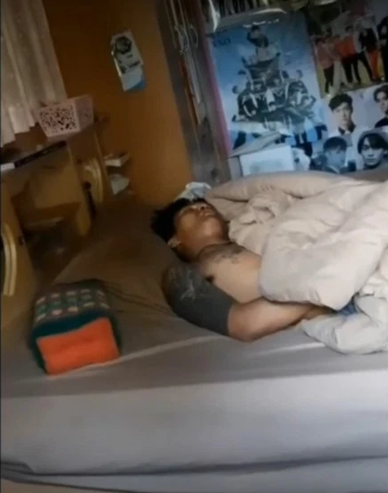 Ket dang ngat cho ke an trom len vao phong con gai chu nha ngu quen