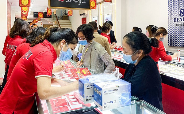 Gia vang hom nay 27/3: Mot tuan bien dong manh