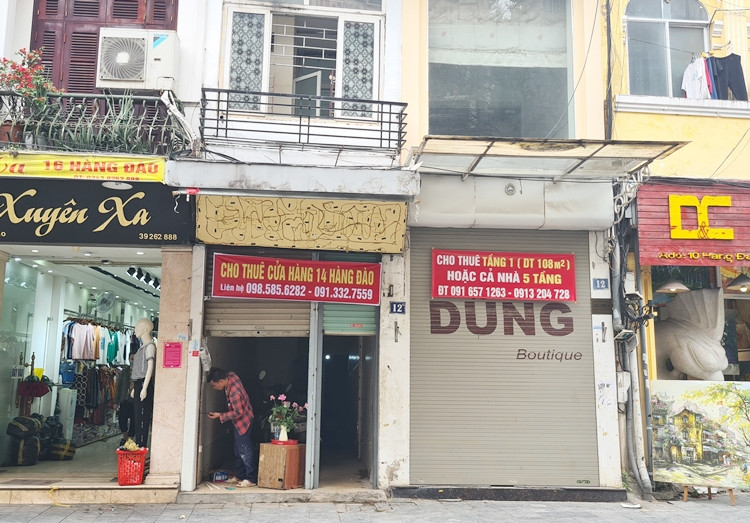 Ghi nhận của PV Kiến Thức chiều ngày 15/3, tại những tuyến phố trung tâm Hà Nội có mặt tiền đắt đỏ, vốn kinh doanh sầm uất như: Hàng Đào, Hàng Cân, Hàng Ngang, Hàng Gai, Đinh Tiên Hoàng, Đồng Xuân,… xuất hiện dày đặc những tấm biển cho thuê mặt bằng.