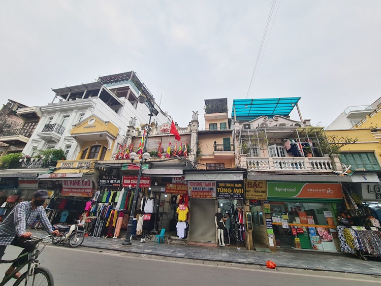 Một chủ cửa hàng đang kinh doanh thời trang trên phố Hàng Đào cho biết, từ đợt dịch COVID-19 bùng phát lần 1 đã khiến hoạt động kinh doanh của hầu hết các cửa cửa hàng thời trang ở khu vực này bị giảm sút. Đến đợt dịch lần 2, tình cảnh kinh doanh càng trở nên ế ẩm hơn vì không có khách.