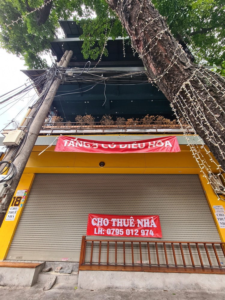Nhiều nhà treo biển cho thuê nhưng lâu nay vẫn chưa thấy có khách tới hỏi.