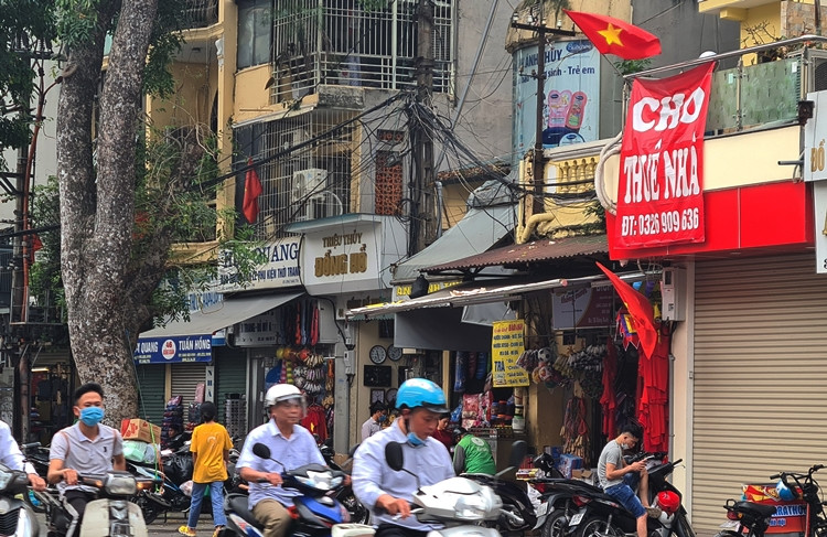 Do tác động của dịch COVID-19, lần đầu tiên mặt bằng nhà phố cổ Hà Nội khó tìm khách thuê.