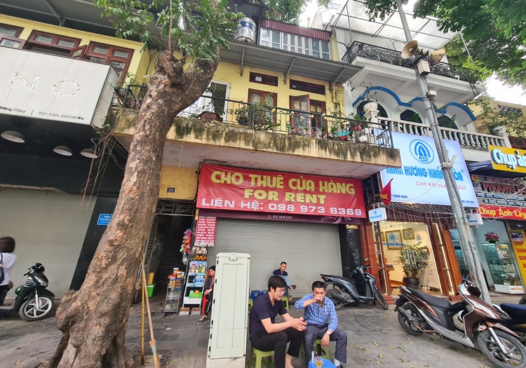Tại vị trí “vàng” ở phố Hàng Khay, đối diện bờ hồ Hoàn Kiếm, những tấm biển cho thuê mặt bằng cũng xuất hiện rất nhiều.
