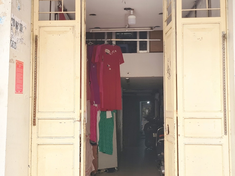 Ngôi nhà này có mặt tiền ngay phố Hàng Đào, trước đây mặt bằng tầng 1 được chủ nhà cho thuê kinh doanh thời trang. Thế nhưng, do ảnh hưởng dịch COVID-19 người thuê trước không cầm cự nổi đành phải trả lại mặt bằng. Từ sau Tết Nguyên đán 2021, chủ nhà treo biển tìm khách thuê mới nhưng đến nay chưa có ai.