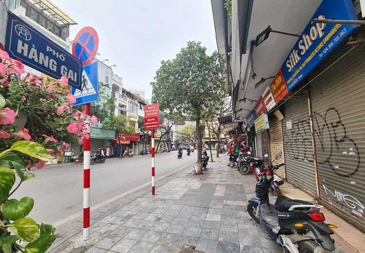 Trên phố Hàng Gai, hàng loạt cửa hàng kinh doanh cũng đóng cửa, cài then, cho thuê mặt bằng...