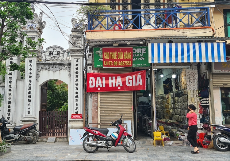 Nhiều mặt bằng bán lẻ ở khu phố cổ Hà Nội nhiều tháng qua rơi vào cảnh ế ẩm chẳng ai thuê. Thậm chí có những vị trí "vàng" được chủ nhà giảm tương đương 30-40% nhưng vẫn không mấy cải thiện.