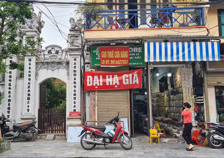 Nhiều mặt bằng bán lẻ ở khu phố cổ Hà Nội nhiều tháng qua rơi vào cảnh ế ẩm chẳng ai thuê. Thậm chí có những vị trí "vàng" được chủ nhà giảm tương đương 30-40% nhưng vẫn không mấy cải thiện.