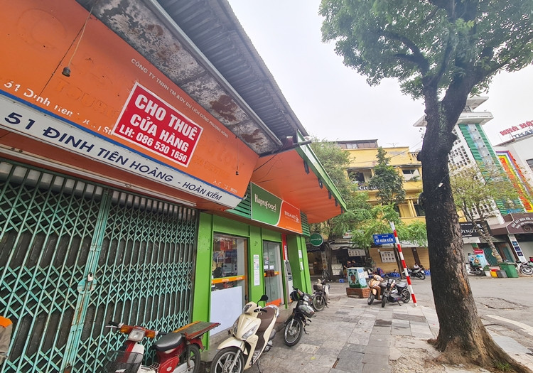 Theo người dân, dọc con phố Đinh Tiên Hoàng, từ đầu năm nay, những mặt bằng bỏ trống, cửa đóng then cài xuất hiện ngày một nhiều hơn.