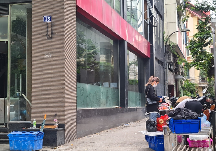 Đồ đạc vật dụng bên trong cơ sở Sumo Yakiniku Huỳnh Thúc Kháng nhanh chóng được nhân viên dọn dẹp, đưa đi để trả lại mặt bằng. Tính đến nay, Sumo Yakiniku đã 2 lần đóng cửa hàng. Trước đó, thương hiệu thịt nướng Nhật Bản này cũng đóng cửa cơ sở Royal City vào tháng 3/2020, hiện Sumo Yakiniku chỉ còn 7 cửa hàng tại Hà Nội.