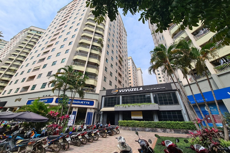 Ngoài Sumo Yakiniku, Vuvuzela - thương hiệu làm nên danh tiếng của Golden Gate, tại cơ sở Hoàng Đạo Thúy (Hà Nội) cũng thông báo tạm ngưng hoạt động để nâng cấp dịch vụ.