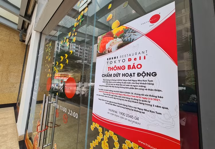 Thông báo chấm dứt hoạt động mà Tokyo Deli dán vẫn còn nguyên bên ngoài cửa cơ sở ở Ngụy Như Kon Tum vào chiều ngày 12/3. Cùng lúc đó, băng rôn cho thuê mặt bằng kinh doanh đã được chủ tòa nhà treo lên để tìm khách mới.