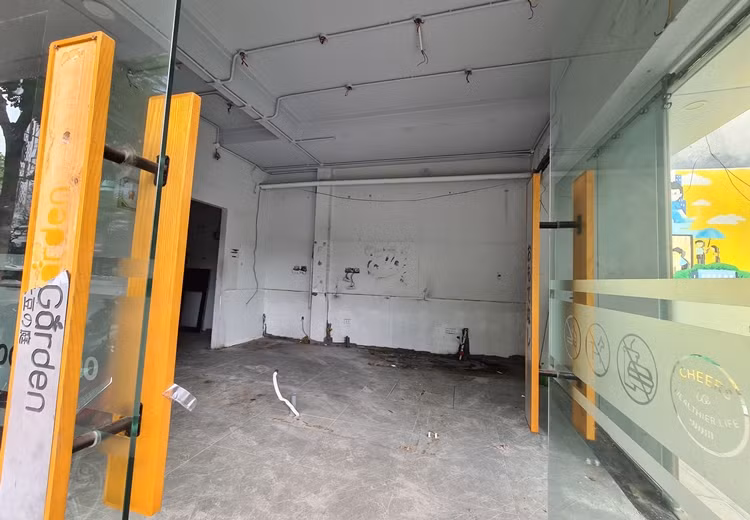 Soya Garden cơ sở Giang Văn Minh đã dỡ tất cả các biển hiệu và thông báo cho thuê mặt bằng.