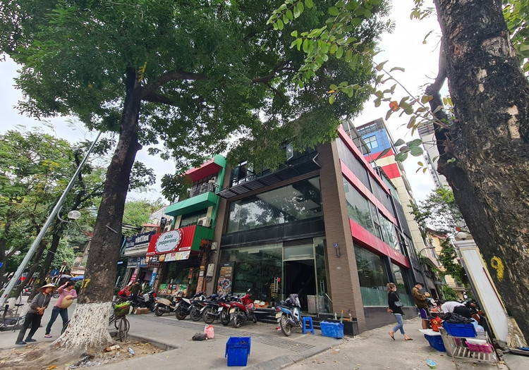 Cùng cảnh ngộ, ngày 9/3, chuỗi thương hiệu Sumo Yakiniku cũng thông báo dừng hoạt động một điểm kinh doanh tại cơ sở số 15 Huỳnh Thúc Kháng (Hà Nội).