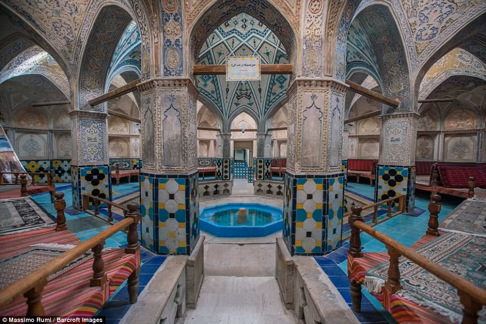 Theo Daily Mail, trong tháng 11/2016, nhiếp ảnh gia người Italy Massimo Rumi đã ghé thăm một số nhà thờ Hồi giáo đẹp nhất thế giới tại Iran.