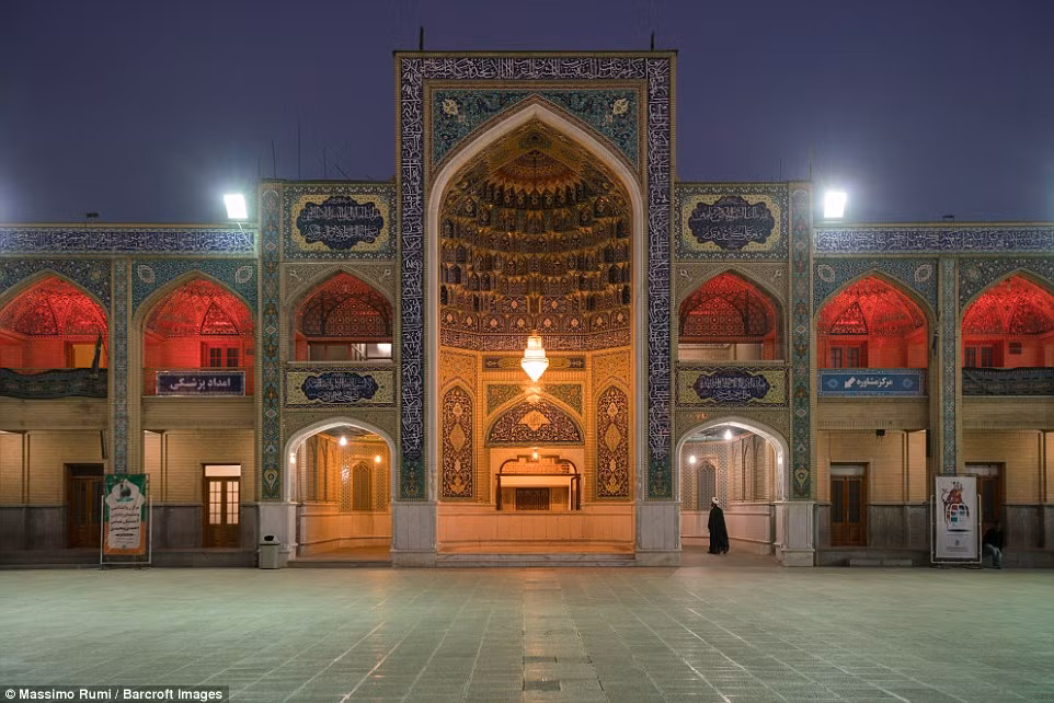 Nhà thờ Hồi giáo Jameh là một trong những công trình lâu đời nhất ở Iran vẫn tồn tại.