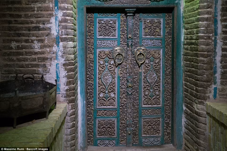 Cánh cửa vào ngôi làng Abyaneh Village ở Iran.