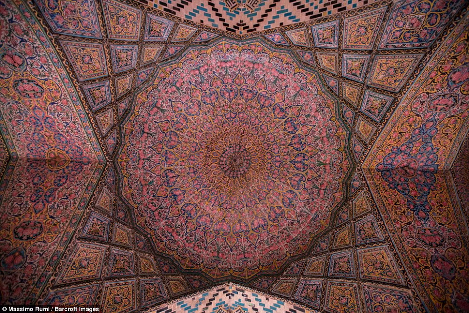 Trần nhà thờ Nasir al-Mulk được trang trí có sự pha trộn màu sắc tím, da cam, xanh da trời và màu tía.