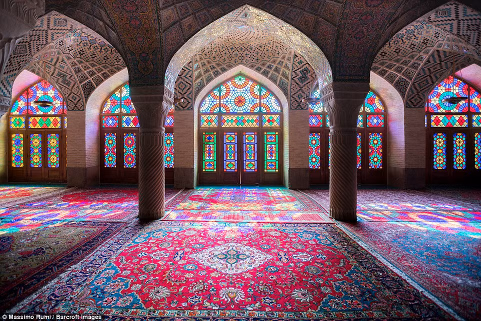 Nhà thờ Hồi giáo Nasir al-Mulk hay còn được gọi là nhà thờ Pink ở Shiraz là một trong những công trình kiến trúc đặc sắc của quốc gia này.