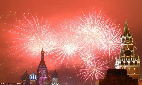 Quảng trường Đỏ ở thủ đô Moscow, Nga, rực rỡ trong đêm Giao thừa.
