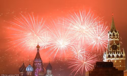 Quảng trường Đỏ ở thủ đô Moscow, Nga, rực rỡ trong đêm Giao thừa.