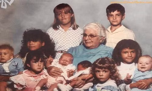 Máy ảnh ở đâu rồi? Đó có lẽ là câu hỏi đầu tiên người ta đặt ra khi nhìn vào bức hình này. Một nửa số thành viên trong gia đình nhìn về một hướng, số còn lại có vẻ ngơ ngác chẳng biết nhìn đi đâu.